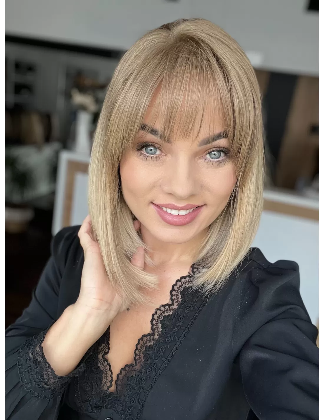 Włosy do ramion z grzywką